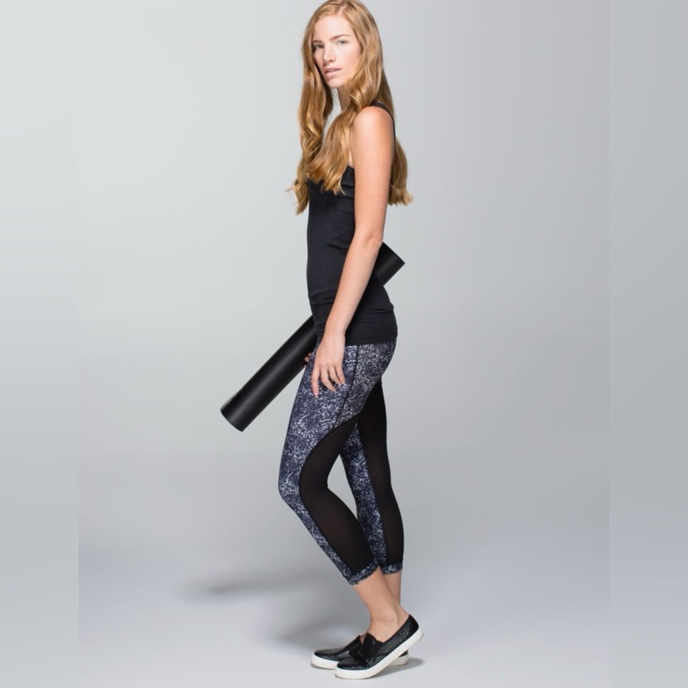 Lululemon Journey Crop - Rocky Road Sand Dune Toothpaste / Black